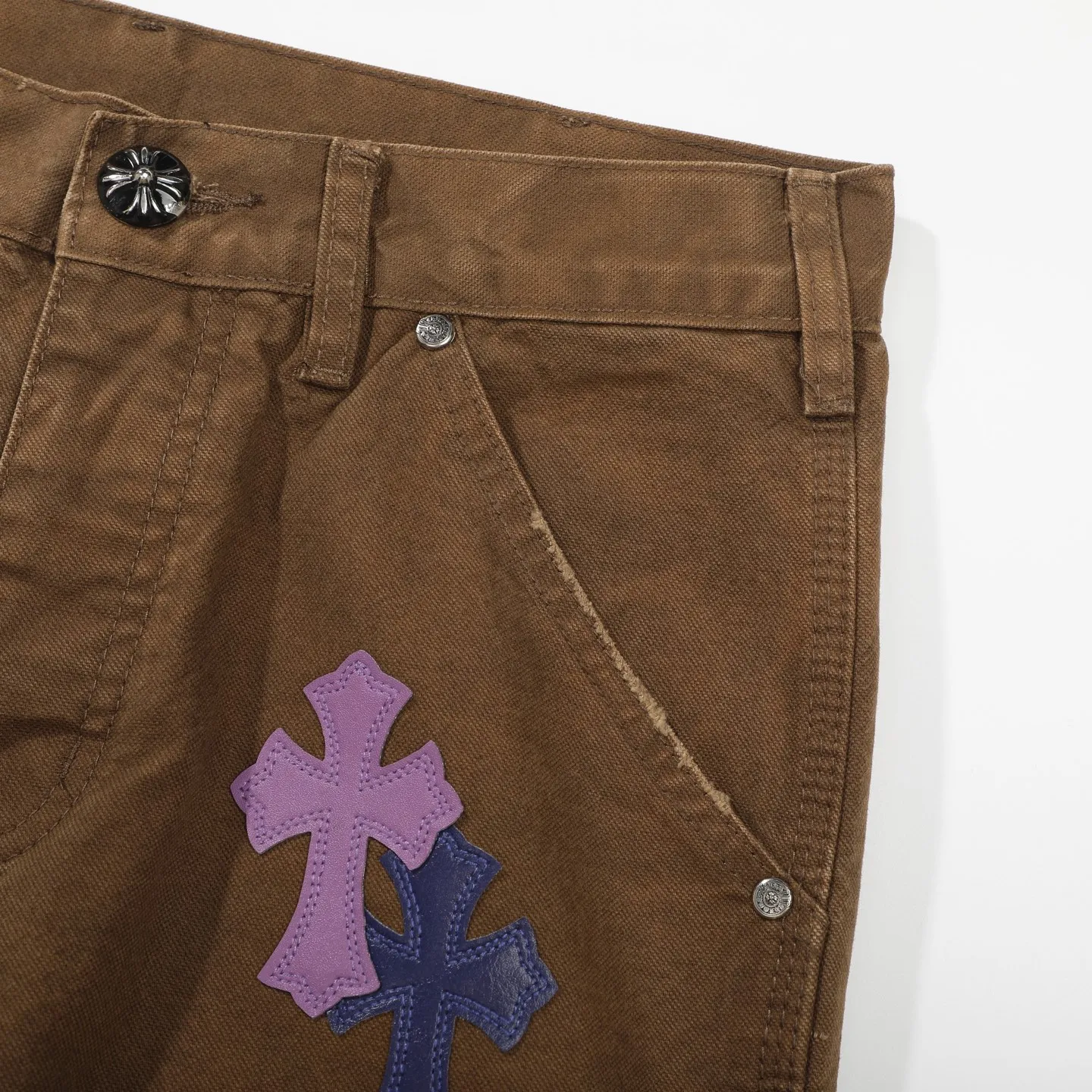 P300 Chrome Hearts Chrome Hearts Brown Logging Purple Multi-Leather Jeans Multi-leather Label Work Jeans CH Jeans All need to be washed and then disassembled and hand-stitched with sheepskin cross leather and then spliced together to complete. The whole process is too complicated to describe. About Chrome Hearts This is an extremely luxurious fashion brand that can also be called the aristocrat of the high street. It has always been an exclusive brand for some hipsters or the rich second generation. Compared with ordinary high streets, it is more luxurious and noble. Compared with luxury brands, it has a more fashionable personality. It has always been a brand that I have a special liking for. Color: Brown Size: 28 30 32 34 36